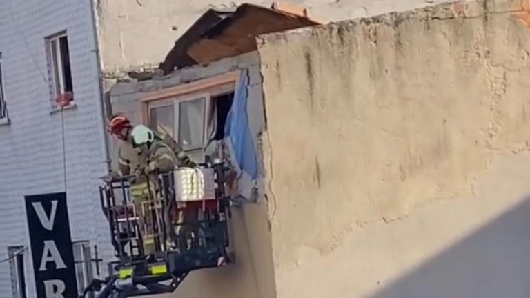 Araçların üzerine beton parçaları düştü