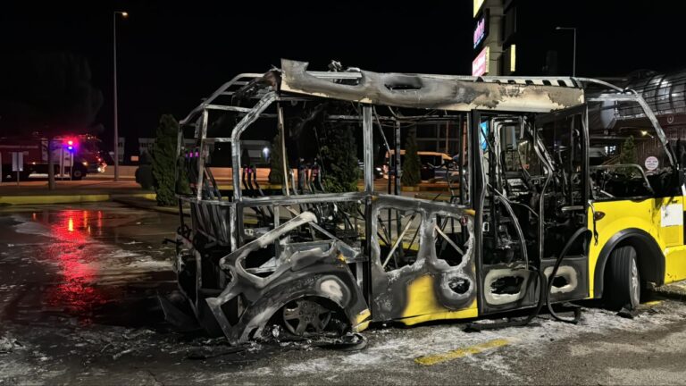 Bursa'da belediyenin yolcu minibüsü yandı