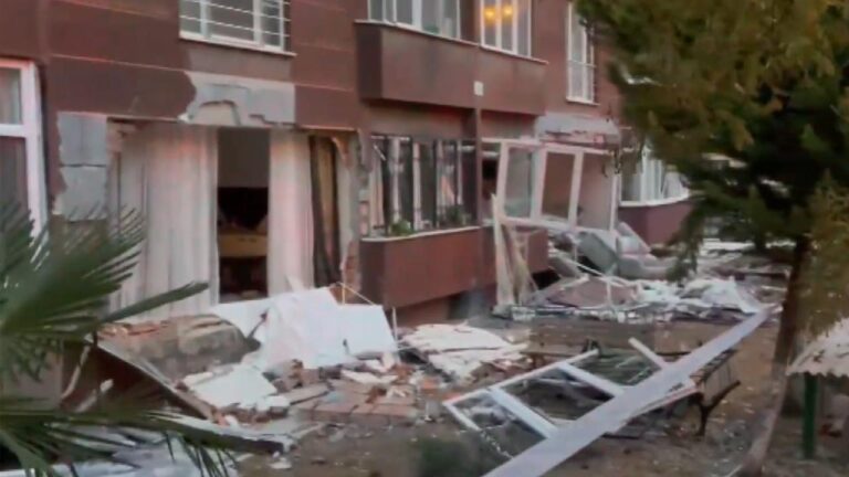 Beylikdüzü'nde 14 katlı binanın zemin katındaki dairede patlama