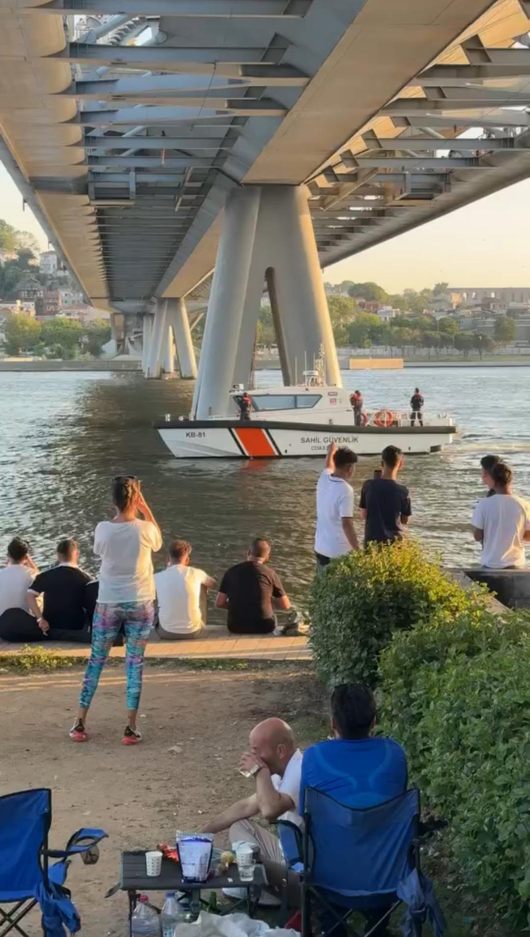 İstanbul --- HalIc-Meter-Coprusunun-Altin_759939_224282
