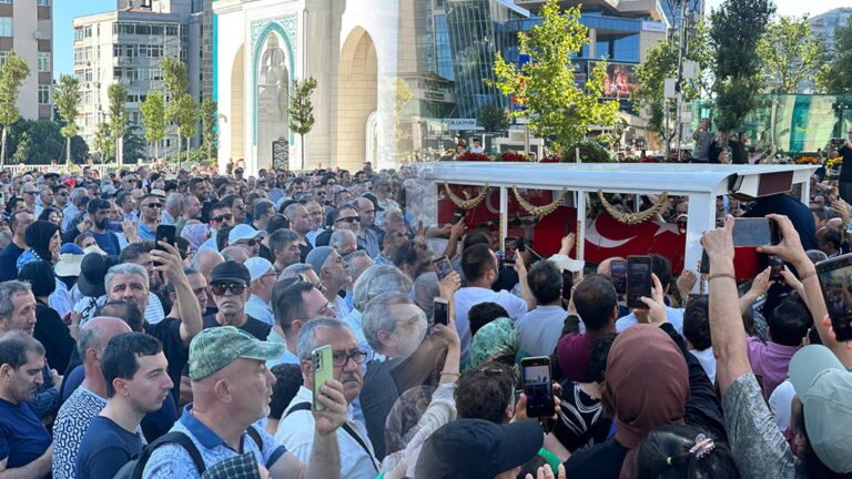 Binlerce kişi yalnız bırakmadı! Kadir İnanır son yolculuğuna böyle uğurlandı